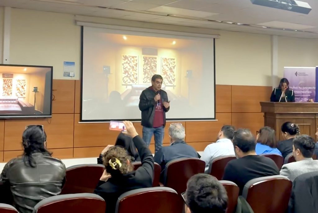 Mauricio Flores presentando la propuesta de Estudio Serena en Coquimbo Tecnocreativo